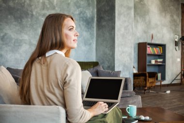 Bulanık kadın ve iç arka plan üstünde Laptop ekran