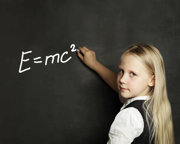 Kız öğrenci çalışmaları bilim. Çocuk Blackboard arka plan üzerinde — Stok fotoğraf