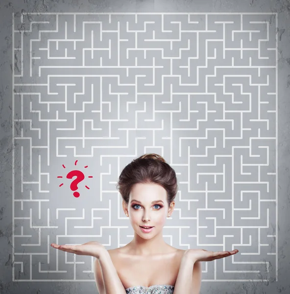 Kvinna med labyrint bakgrund. Starta upp, idé, Business Planni — Stockfoto