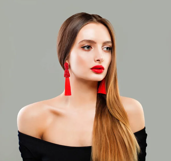 Schoonheid Fashion Portret van de jonge vrouw met rode lippen make-up — Stockfoto