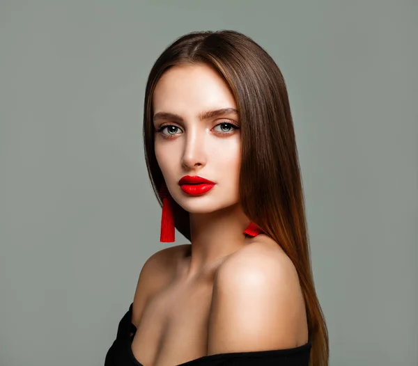 Retrato de Niza Mujer con Labios Rojos Maquillaje y pendientes — Foto de Stock