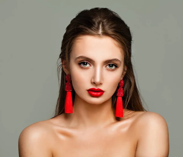 Hermosa mujer modelo de moda con maquillaje rojo, piel sana . — Foto de Stock