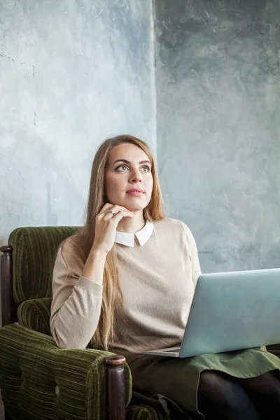 Mujer joven linda usando el ordenador portátil y navegar por la web en casa — Foto de Stock