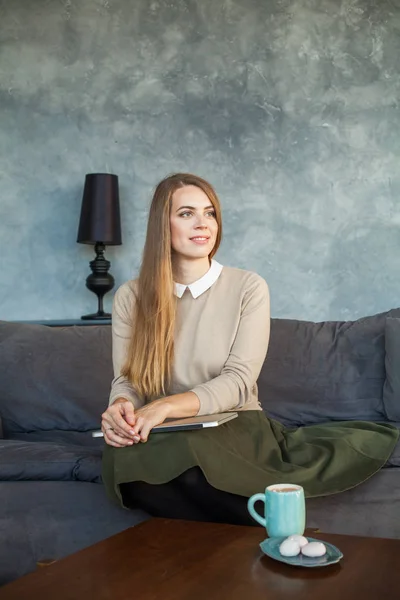 Chica modelo sonriente con computadora portátil y café en casa — Foto de Stock