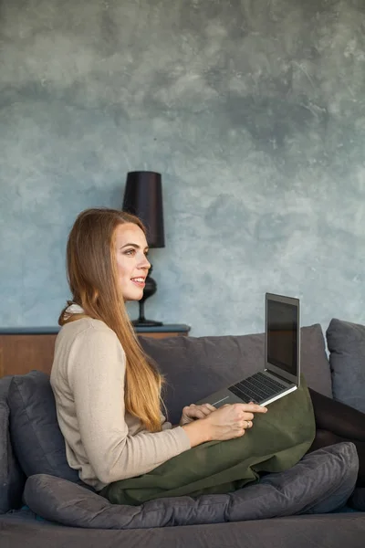 Ganska ung kvinna Student med Laptop — Stockfoto