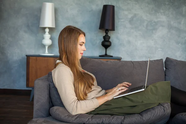 Söt ung kvinna Student använder Laptop — Stockfoto