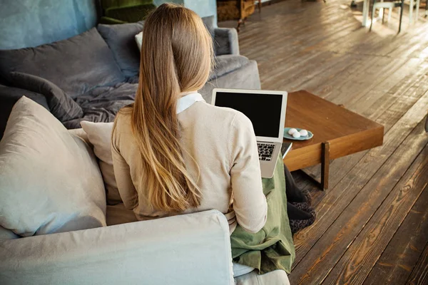 Kvinnliga rygg och Laptop. Ung kvinna använder Laptop hemma — Stockfoto
