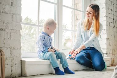 Anne ve küçük çocuk çocuk evde oyuncaklar ile oynama