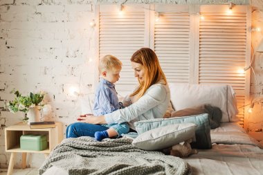 Sevimli çocuk çocuk ve onun anne kabullenmek. Mutlu bir aile 