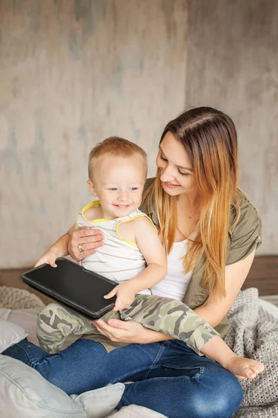 Happy Family at Home. Smiling mom and child boy with tablet. — Stock Photo, Image
