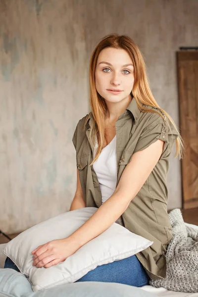 Female Portrait. Healthy Woman at Home — Stock Photo, Image