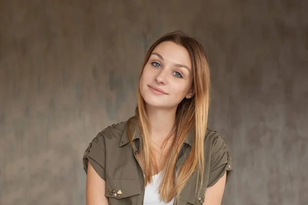 Mulher sorridente, bela modelo feminino rosto retrato — Fotografia de Stock