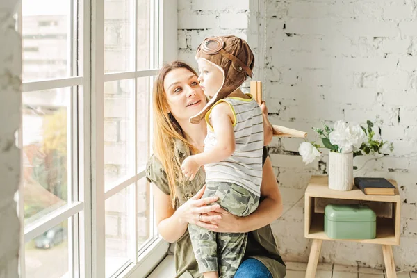 Smiling Mummy and Little Boy Son Hugging at Home — Stock Photo, Image