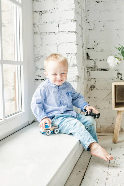 Felice bambino ragazzo divertirsi con giocattolo aereo di legno a casa — Foto Stock