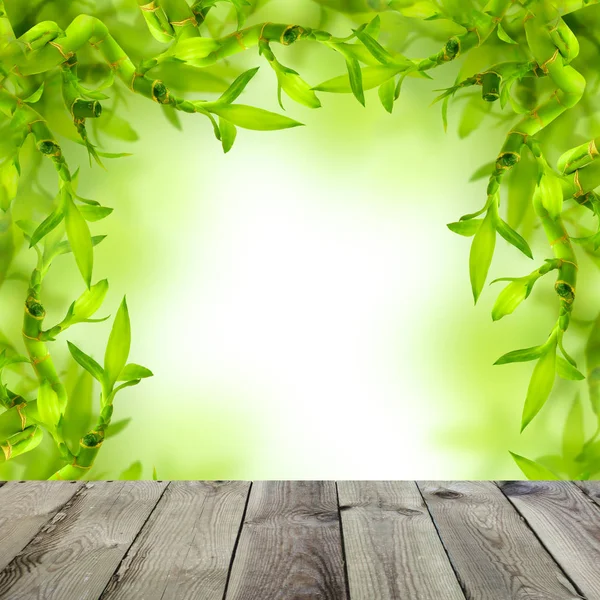 Fondo de spa con bambú verde y mesa de madera vacía — Foto de Stock