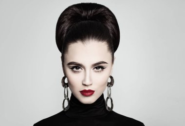 Retro tarzı moda portre zarif kadın modeli
