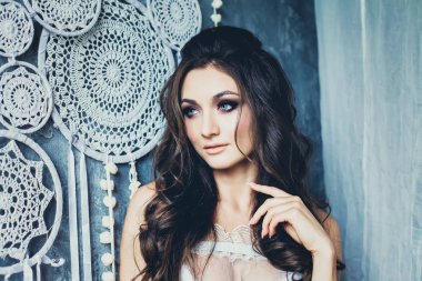 Kadın modeli yüz. Uzun kıvırcık düğün saçlı sevimli genç kadın