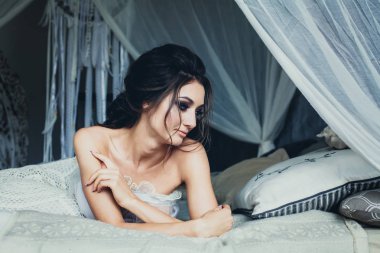 Romantik genç ve kadın ile düğün saç Gelin Makyajı