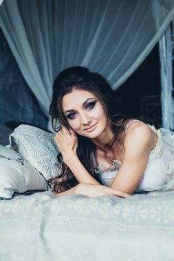 Güzel genç gelin Vintage yatak odasında. Sevimli kadın modeli yüz