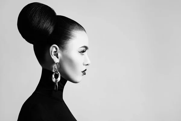 Schwarz-weißes Modeporträt im Retro-Stil — Stockfoto