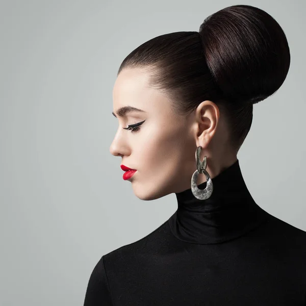 Perfecte jonge vrouw met haar Bun kapsel en Eyeliner make-up — Stockfoto