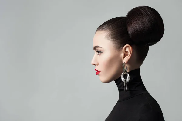 Mode portret van elegante jonge vrouw met haar Bun kapsel — Stockfoto