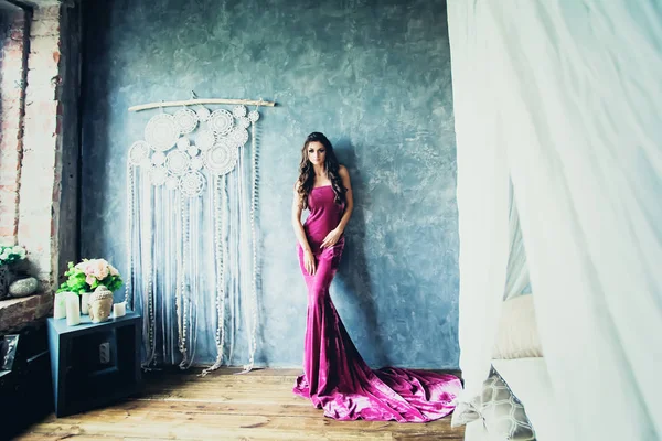 Hermosa mujer modelo de moda con estilo en vestido lila posando —  Fotos de Stock