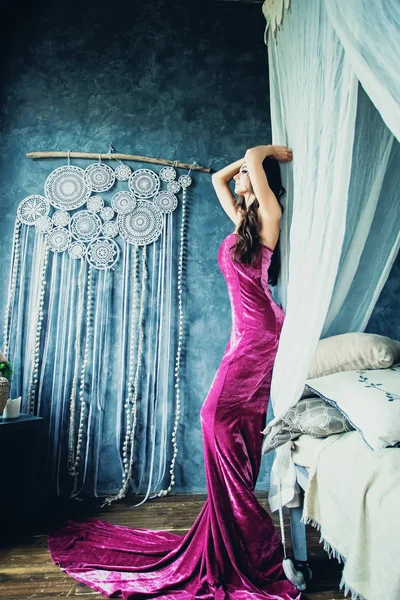 ビンテージ インテリアのイブニング ・ ドレスでゴージャスな女性 — ストック写真