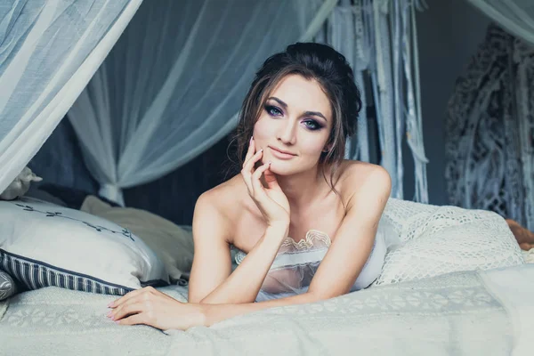 Çekici kadın beyaz yatak odasında rüya — Stok fotoğraf