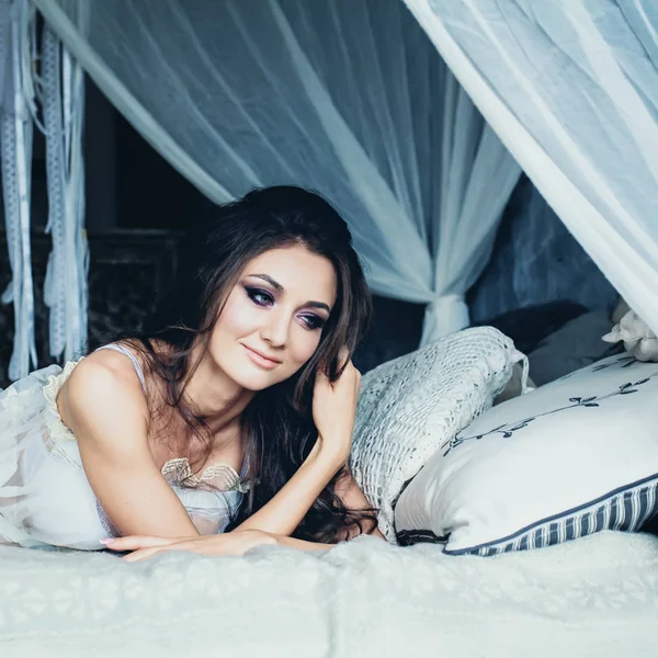 Noiva jovem bonita com casamento cabelo descansando em casa — Fotografia de Stock