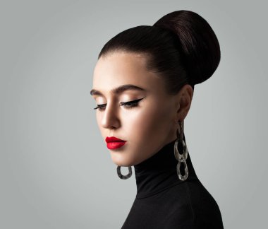 Mükemmel saç modeli ve Eyeliner makyaj ile şık genç kadın. 