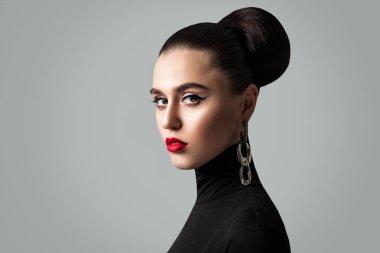 Mükemmel saç modeli ve Eyeliner makyaj ile muhteşem bir kadın. 