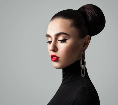 Vintage moda portre zarif genç kadın