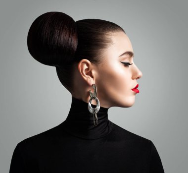 Hoş bir kadınla Retro saç modeli ve Eyeliner makyaj