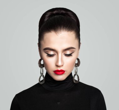 Zarif Retro tarzı makyaj Eyeliner ve kırmızı dudaklar ile