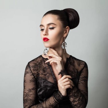 Siyah kokteyl elbisesi güzel esmer kadın