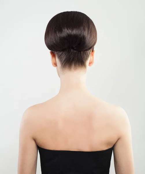 女性背部和发髻头发 — 图库照片