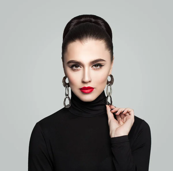 Elegante jonge vrouw met haar Bun kapsel, rode lippen — Stockfoto