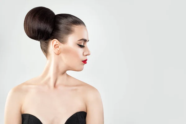 Bella donna con capelli Updo sullo sfondo Copia spazio — Foto Stock