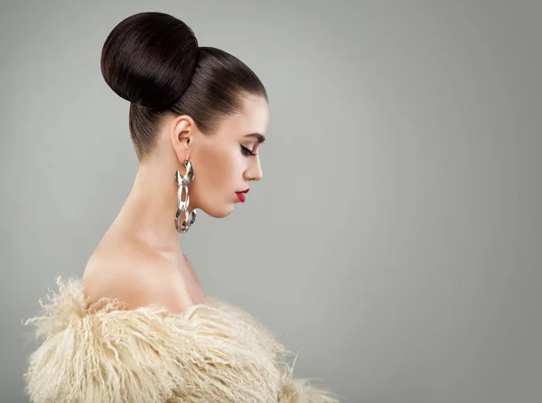 Donna di lusso in pelliccia e gioielli in argento — Foto Stock