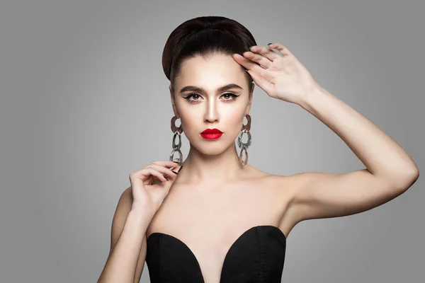 Elegante hermosa mujer con el pelo Updo y maquillaje perfecto — Foto de Stock