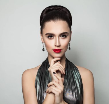 Güzel moda Model kadınla olay saç ve makyaj