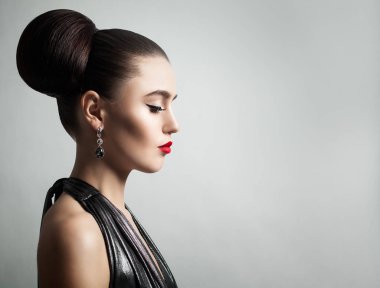 Güzel moda Model kadınla olay saç ve makyaj