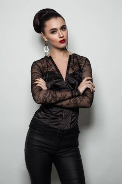 Moda portre siyah dantelli bluz gri içinde esmer kadın 