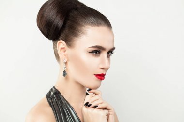 Mükemmel bir kadın moda Model kırmızı dudaklar ve Eyeliner makyaj.
