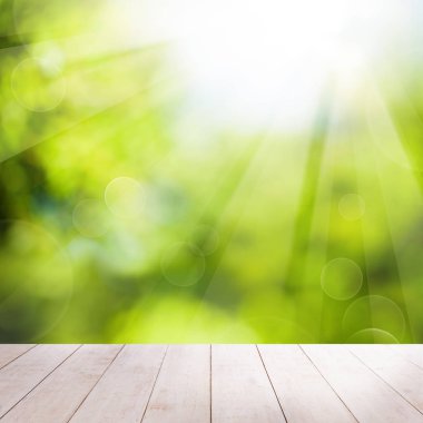 Yaz arka plan beyaz boş ahşap masa ile