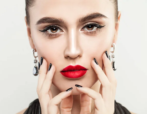 Hermosa mujer tocando su cara con manicura . — Foto de Stock