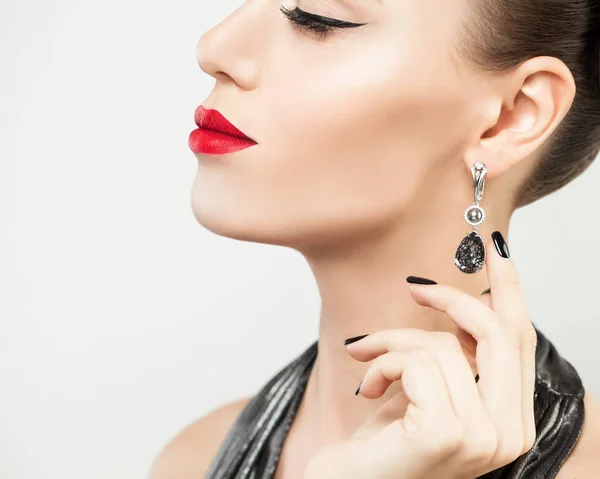 Fashion Model vrouw met zilveren oorbellen met zwart-wit — Stockfoto