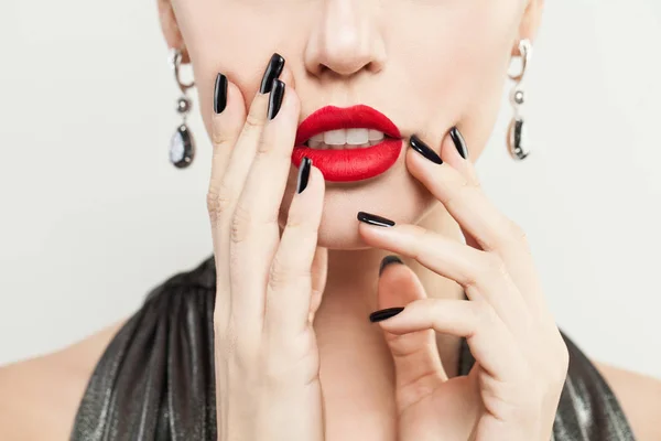 Vrouwelijke gezicht en vrouwelijke Hand met Manicure. Rode make-up lippen — Stockfoto