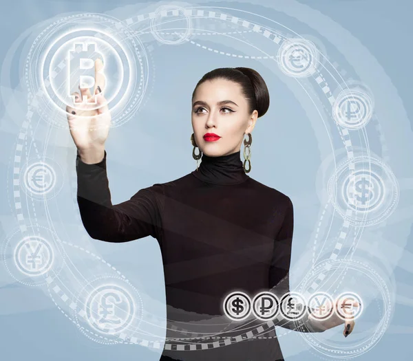 Mujer de negocios con símbolo Bitcoin. Concepto de transferencias de cadena de bloques —  Fotos de Stock